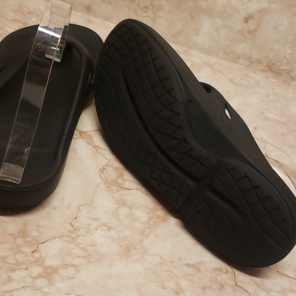Oofos Black Rubber Toe Hook Unisex Sandals - Picture 5 of 5
